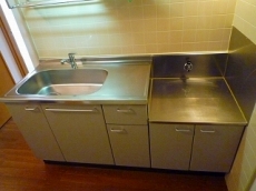 �A�X�g�A�T�q